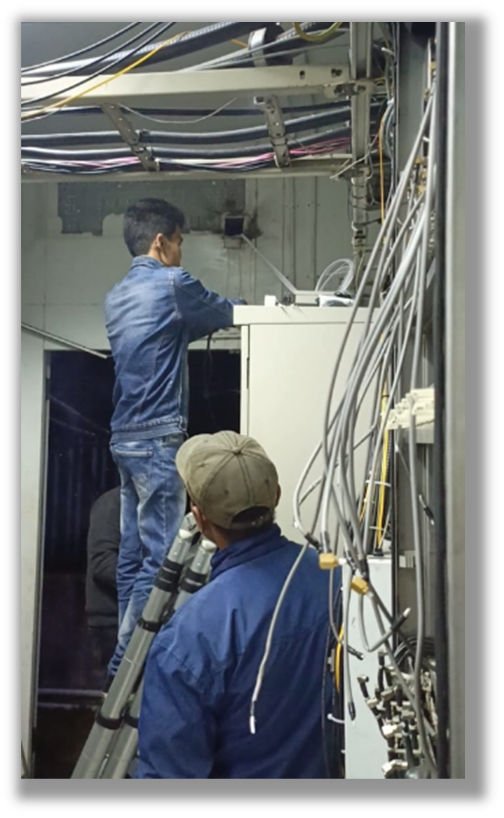 Tim mengerjakan instalasi jaringan dan server